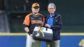 富邦悍將賽前贈禮給胡金龍。（圖／富邦悍將提供）