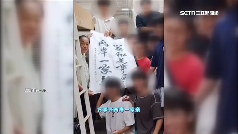 文大博班生持「兩岸一家親」與新生合照