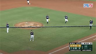 兄弟內野5人定身　雄鷹飛球變安教頭看傻