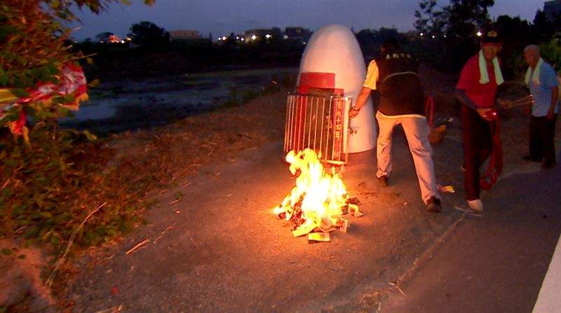 安營後燒化舊令旗。（圖／寶島神很大）