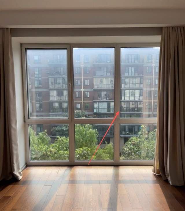 于朦朧因飲酒意外墜樓，中國網友PO照同社區內部窗戶格局從視覺上看確實有些低，認為發生意外確實有可能。（圖／翻攝自微博）