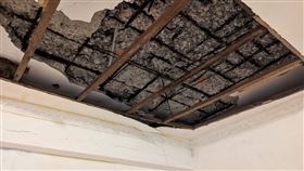 基隆再傳天花板塌陷！移工急逃。（圖／翻攝畫面）