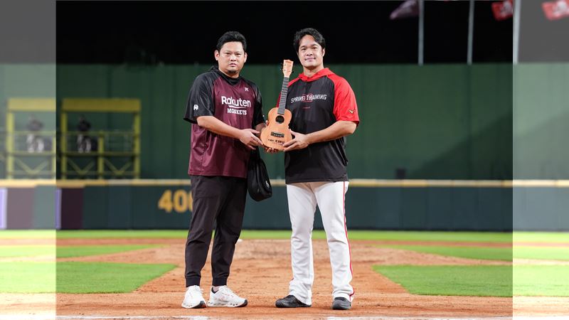 樂天桃猿副領隊沈鈺傑代表送出別具意義的烏克麗麗當林智勝退休禮物。（圖／樂天桃猿提供）