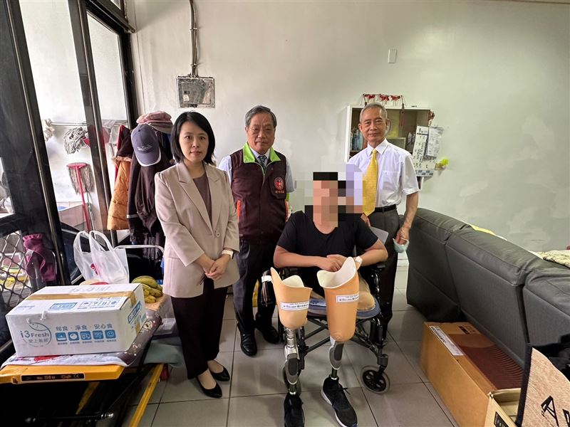 阿雄因一場車禍失去雙腿，在犯保協會和全聯協助下重新站起來。（圖／翻攝畫面）
