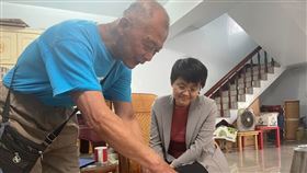 客委會主委古秀妃（右）2025年6月曾拜訪客家國寶級瓦作匠師傅明光（左），傅明光16日傳出辭世消息，古秀妃聞訊深表遺憾與哀悼。圖為傅明光向古秀妃分享珍藏的書籍「魯班寸白簿」。（客委會提供）