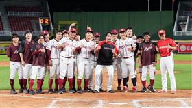 林智勝開心與昔日桃猿前隊友們合影，同樣轉戰味全的郭嚴文也一起加入。（圖／樂天桃猿提供）