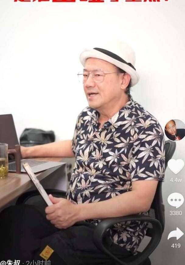 王傑自爆遭「年輕人」下毒傷到嗓子，知名娛樂記者朱叔（圖）曝光事件的真相。（圖／翻攝自微博）