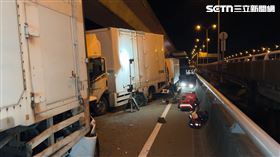 國1南下五股出口匝道今（17）日凌晨發生一起4車連撞的嚴重車禍。（圖／翻攝畫面）