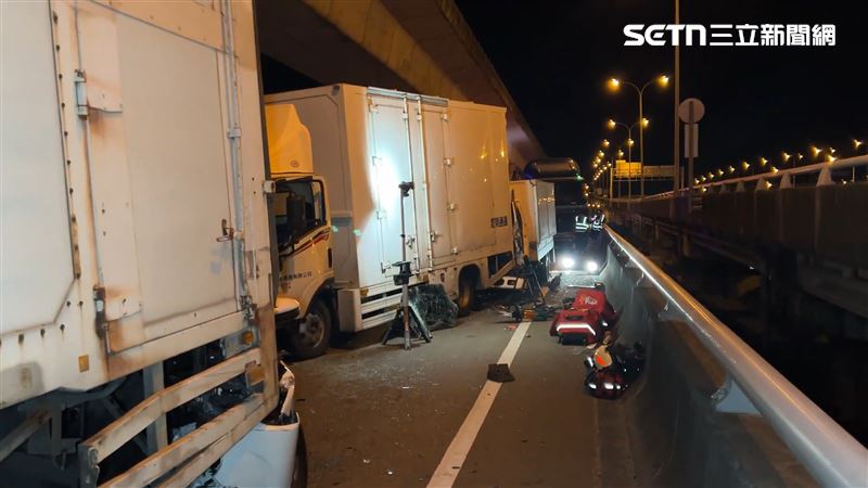國1凌晨4車連撞…他夾困無生命跡象急送醫