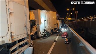 國1凌晨4車連撞…他夾困無生命跡象急送醫