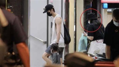 范姜彥豐帶愛女看診　突冒女伴一路到家