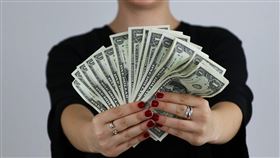 過去一周全台債券ETF規模，增加新台幣261.9億元，受益人增加約1.3萬人，顯見在降息行情帶動下，投資人提早進場卡位