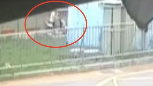 17歲少年44秒內揮31刀砍死女大生。（圖／翻攝畫面）