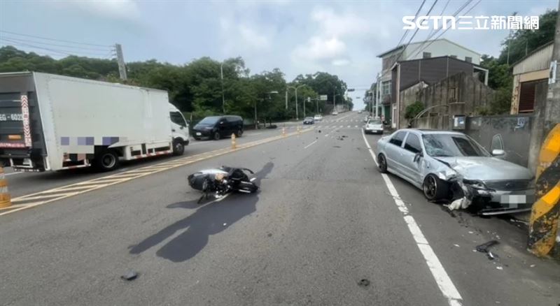 一輛轎車與兩部機車在路口發生連環碰撞,導致兩名機車騎士重傷送醫,一名年僅18歲的大學生目前仍在急救中,生命垂危。(圖/翻攝畫面)