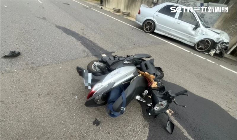 強大撞擊力道使得轎車衝入對向車道,再與42歲張簡姓郵務士騎乘的機車迎面撞上,導致張簡與林姓學生雙雙倒地、傷勢嚴重。(圖/翻攝畫面)