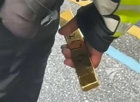 警拿「800萬金條」指揮交通：路上撿到的(圖/微博)