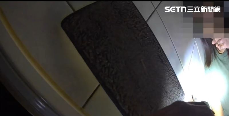 警方進入後在沒開燈的浴室尋獲女子,發現她昏迷氣若游絲。(圖/翻攝畫面)