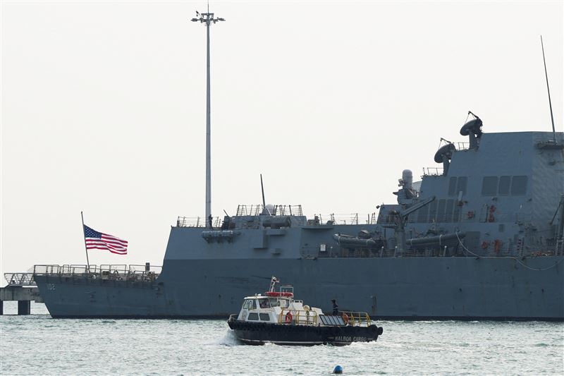 美國海軍飛彈驅逐艦停靠在巴拿馬運河入口附近。（圖／路透社／達志影像）