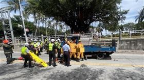 花蓮,車禍,追撞,受困,小貨車,骨折。（圖／翻攝畫面）