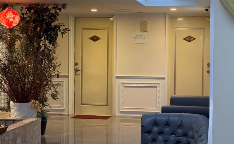 駱姓少年行兇後曾向友人及幫派老大放話，要唱完KTV再去投案，行徑相當冷血。(圖／翻攝畫面)