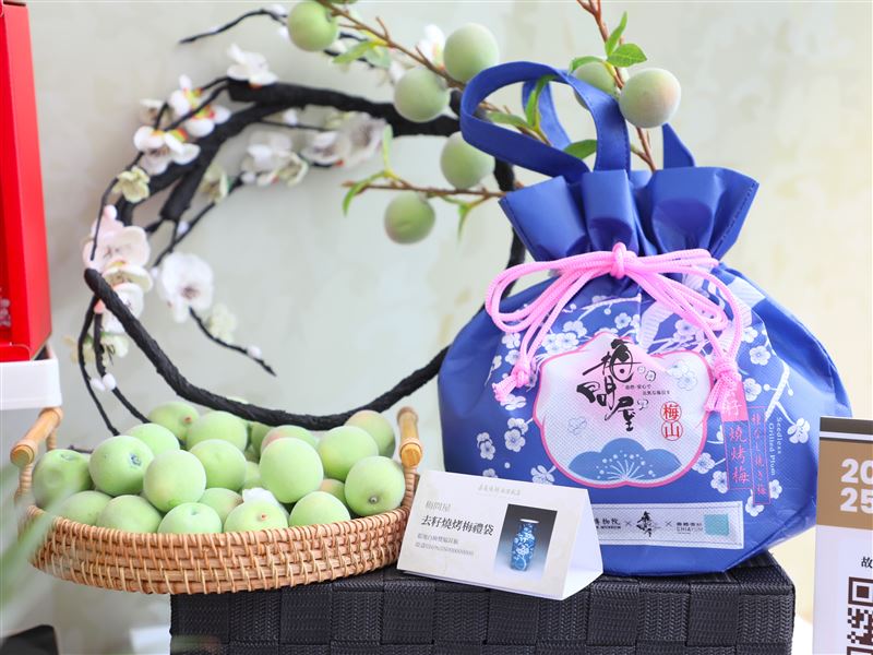 「嘉義優鮮」首度攜手故宮,20家業者近30項中秋禮品亮相。(圖/嘉義縣政府提供)