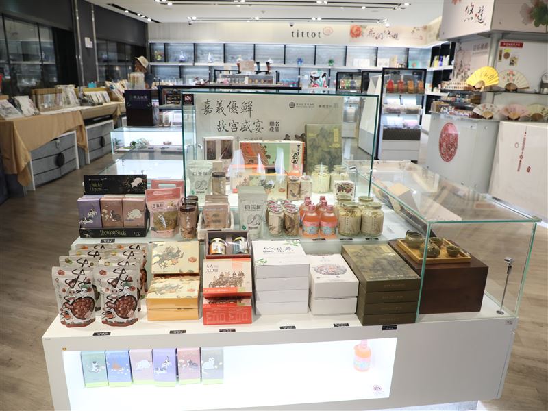 「嘉義優鮮」首度攜手故宮,20家業者近30項中秋禮品亮相。(圖/嘉義縣政府提供)