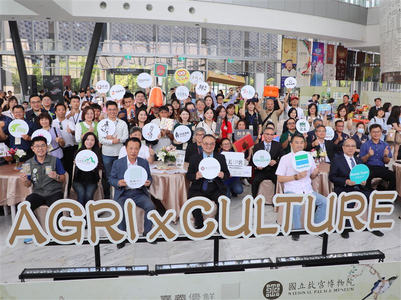 「嘉義優鮮」首度攜手故宮,20家業者近30項中秋禮品亮相。(圖/嘉義縣政府提供)