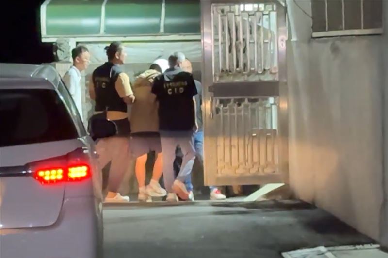 17歲駱姓少年兇殘砍殺女友31刀，逃亡6小時後落網。(圖／翻攝畫面)