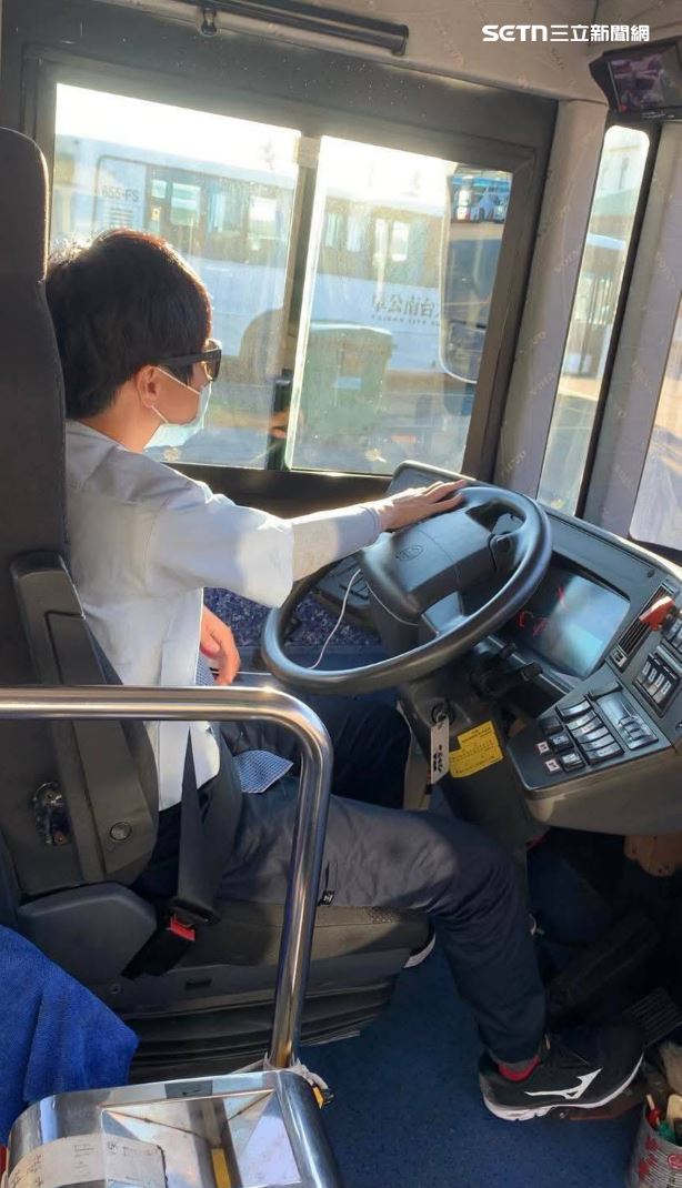 興南客運女司機高佳恩在網路上被讚爆，對於突然暴紅，她謙虛表示：「只是做該做的」。（圖／興南客運提供）