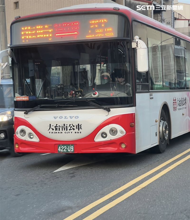 一名坐在電動輪椅上的男子，等公車許久，終於遇上暖心司機小姊姊協助上車。（圖／興南客運提供）