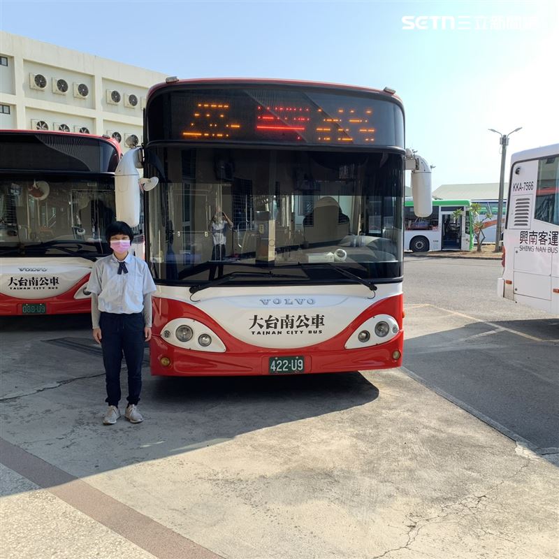 興南客運女司機高佳恩年僅20多歲，剛結束育嬰假返回工作崗位。（圖／興南客運提供）