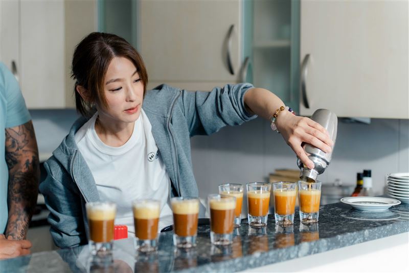 賴雅妍節目中擔任咖啡師。（圖／好看娛樂提供）
