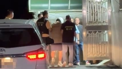 17歲駱姓少年於彰化某汽車旅館落網，被帶回警局訊問。（圖／翻攝畫面）