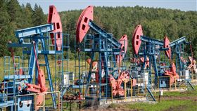 位於俄羅斯境內抽取石油的機器。（圖／路透社／達志影像）