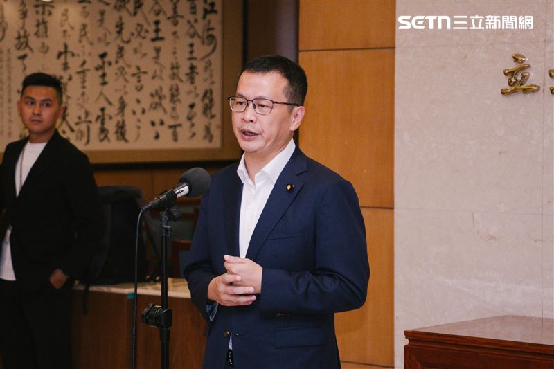 國民黨立委羅智強召開記者會，宣布推動「總統兩輪投票」修憲，許智傑反酸，應先好好選黨主席。（圖／記者楊士誼攝影）