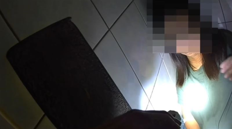 楊姓女子倒臥浴室呼吸微弱，幸虧警方接獲通報及時破門將她送醫。(圖／翻攝畫面)
