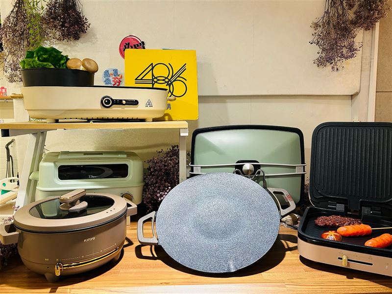 從火烤兩用鍋、折疊雙盤機到大面積家庭烤盤,滿足不同烤肉需求。(圖/品牌業者提供)