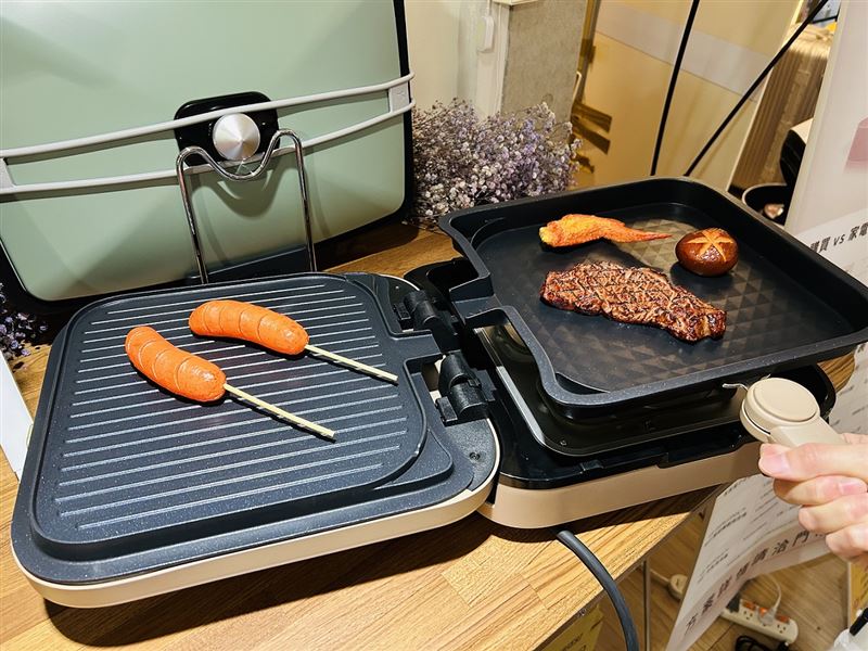 雙面折疊電烤盤可同時料理多道食材,少油煙、好清洗,成為小宅族新寵。(圖/品牌業者提供)