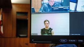 羅賓森於16日以視訊方式出庭，他在監獄中穿著厚重的防自殺外衣。（圖／路透社／達志影像）