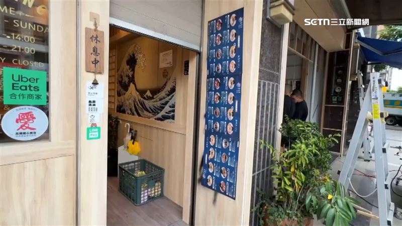 拉麵店業者先以紙板遮蓋噴漆