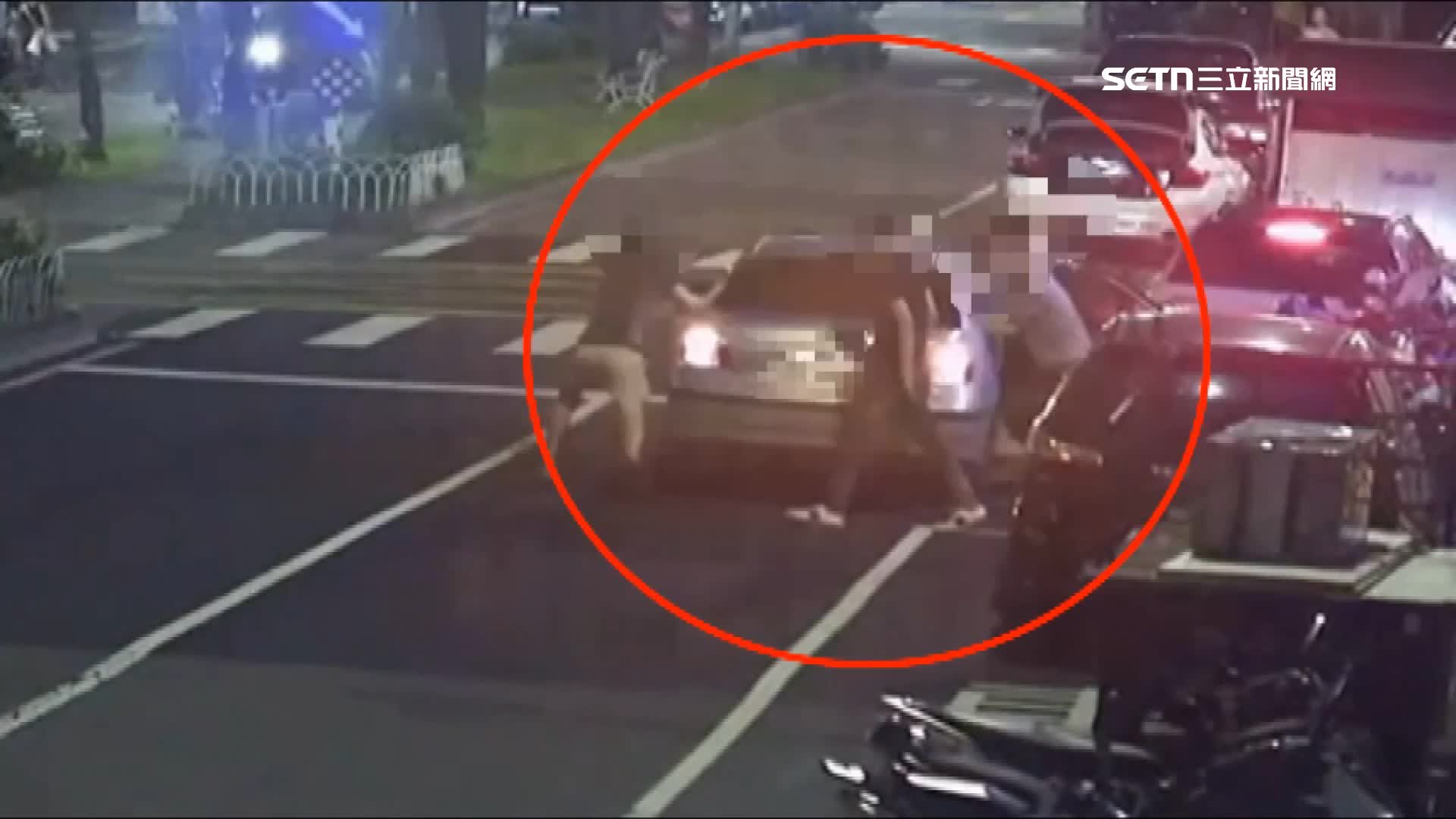 新北三重發生一起擄人案，一名男子被強硬塞進汽車