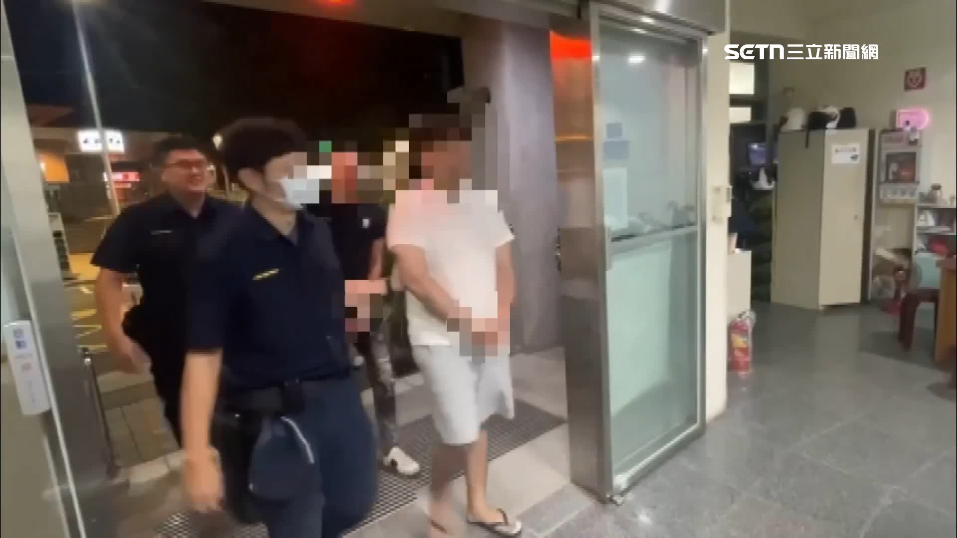 4名惡煞最後依妨害自由、妨害秩序上銬送上警車