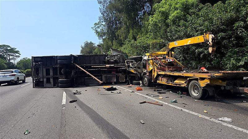 聯結車駕駛疑似恍神後撞擊拖吊車，拖吊車胡姓駕駛無生命跡象倒路邊。（圖／翻攝畫面）