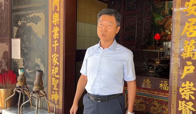 清水警分局長鄭鴻文親自到場勘查，路過土地公廟向神明祈求。(圖／翻攝畫面)