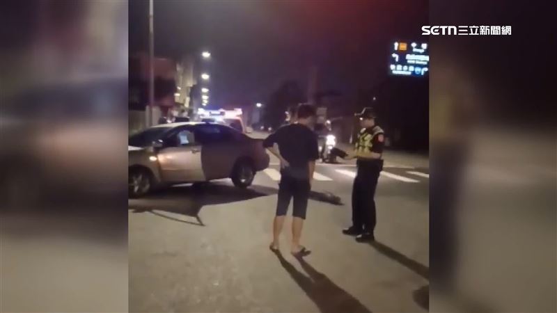 駕駛（左）酒駕釀禍，目擊者打電話報警，卻讓駕駛不滿，一度要動手打人