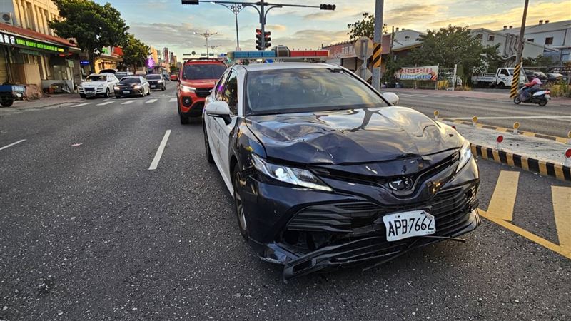 花蓮一輛警車撞上路口騎車左轉的婦人，車頭嚴重毀損。（圖／翻攝畫面）