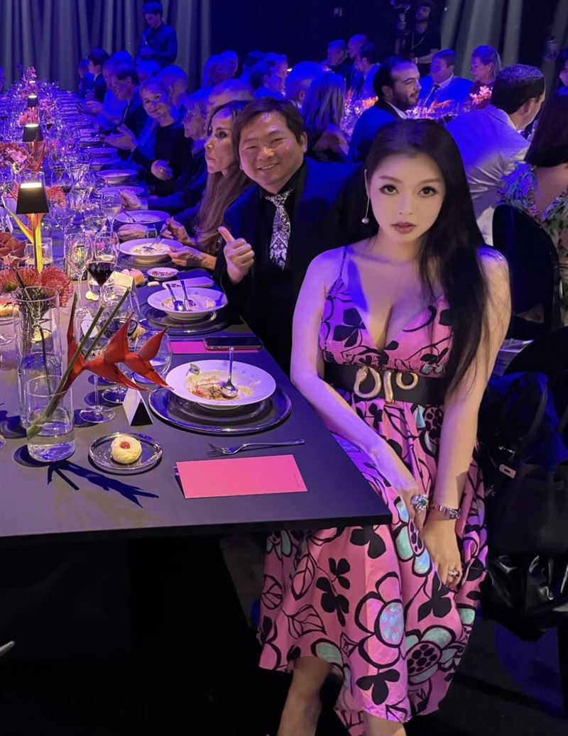 殷琦（右）爆乳陪老公出席法拉利餐會。（圖／翻攝自臉書）