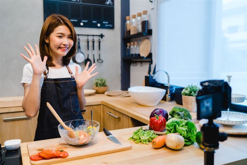 東方線上公布網紅行銷與直播購物調查，30代女性成最大金主。（圖／翻攝自freepik）
