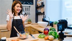 東方線上公布網紅行銷與直播購物調查，30代女性成最大金主。（圖／翻攝自freepik）