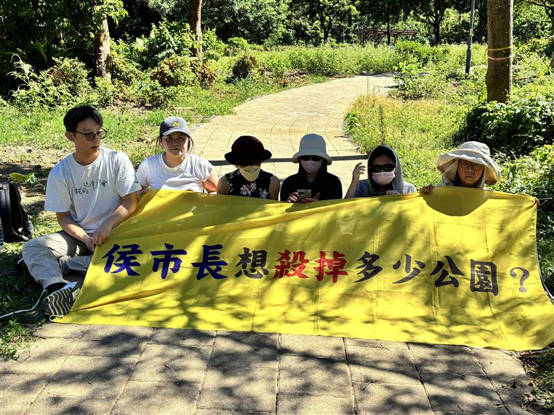 反淡海公七公園拆除工程的居民與時代力量、綠黨靜坐抗議，卻遭新北市警方上銬、逮捕。（圖／時代力量提供）